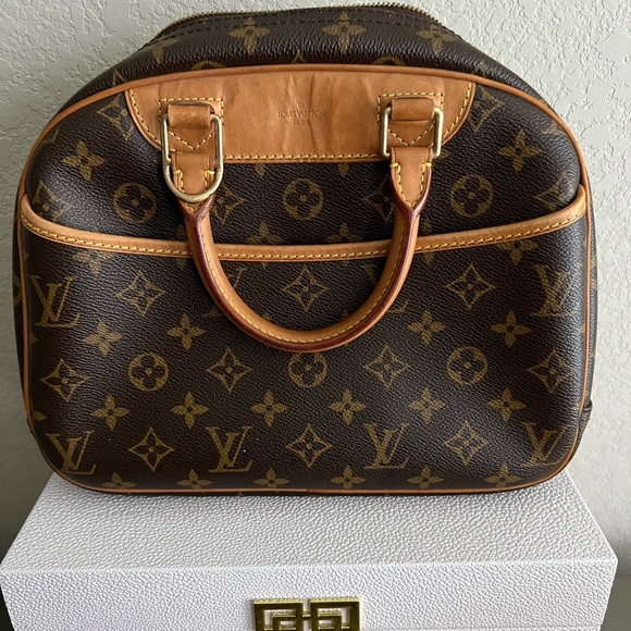 LOUIS VUITTON Trouville Monogram with LV strap - Picture 6 of 11